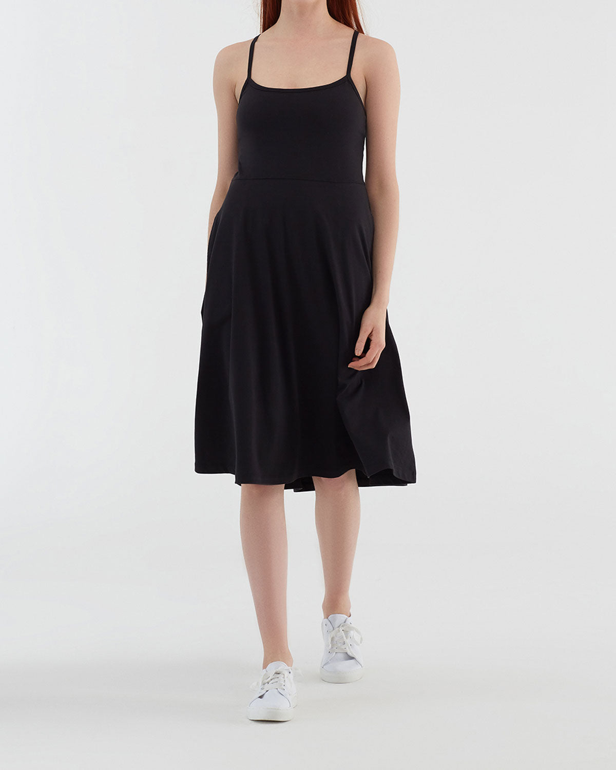 https://www.deva-natur.de/media/image/99/56/73/Bio_Treager_Kleid_-1734_01_1.jpg