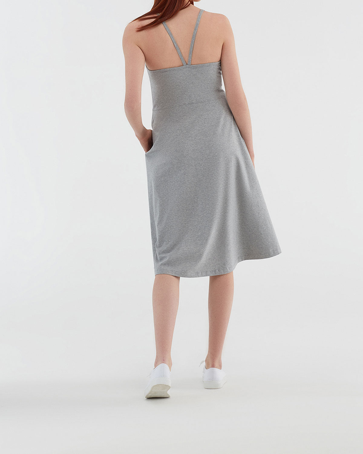 https://www.deva-natur.de/media/image/cd/f4/4d/Bio_Treager_Kleid_-1734_02_0.jpg