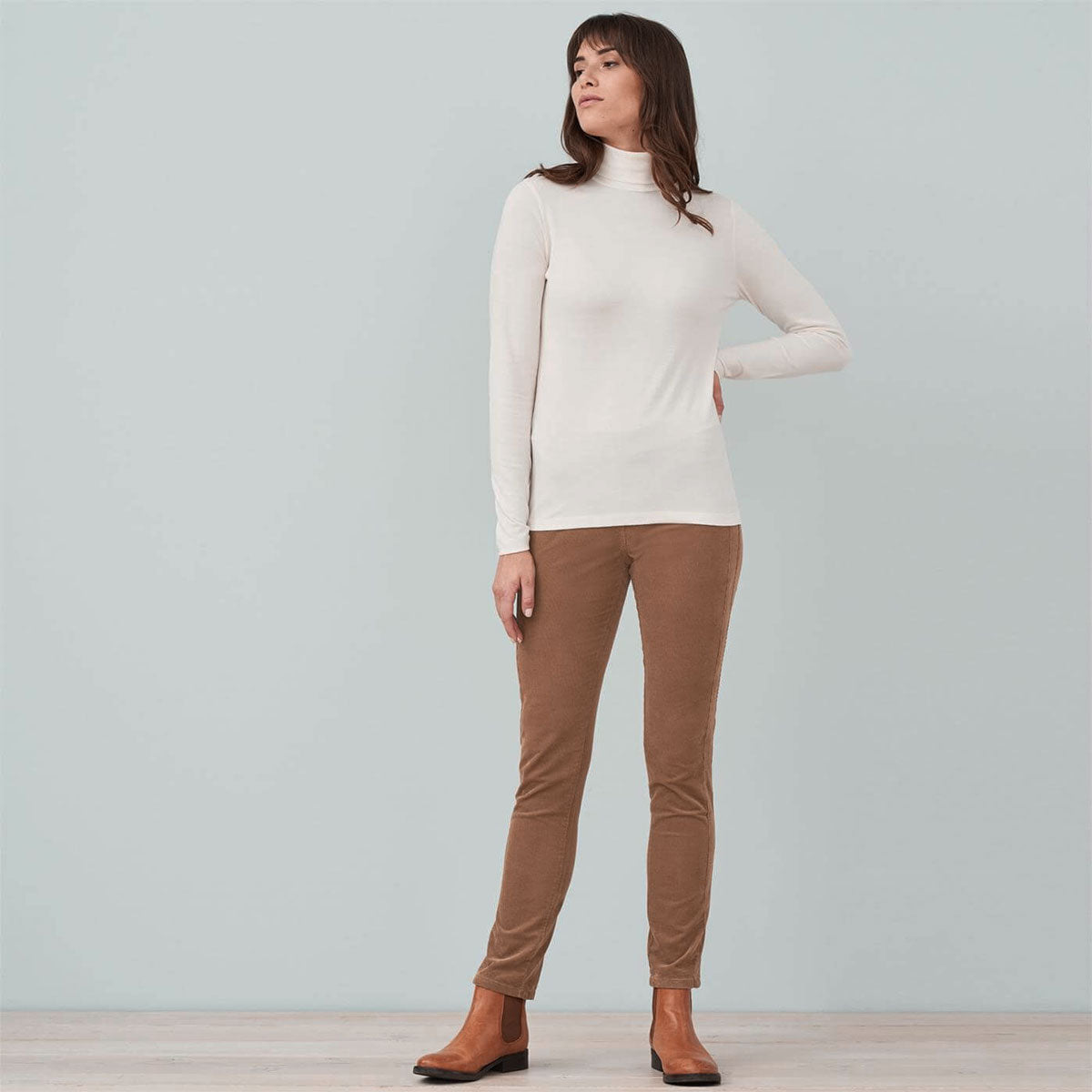 https://www.deva-natur.de/media/image/cd/fa/96/Damen_Cordhose_camel-1.jpg