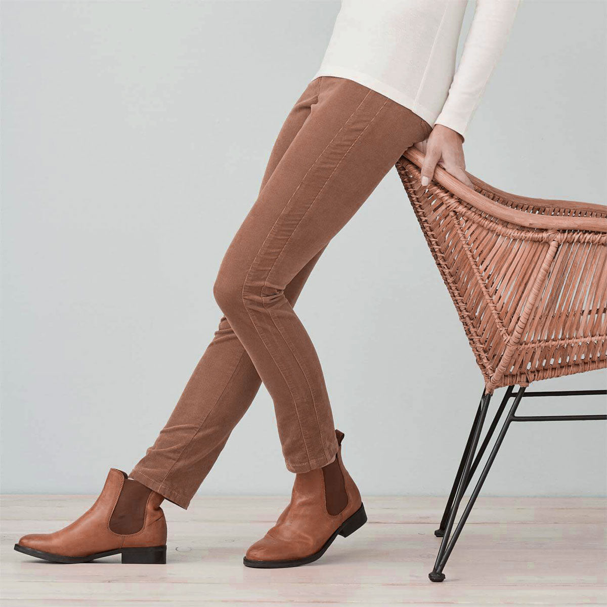 https://www.deva-natur.de/media/image/8b/9f/b1/Damen_Cordhose_camel.jpg